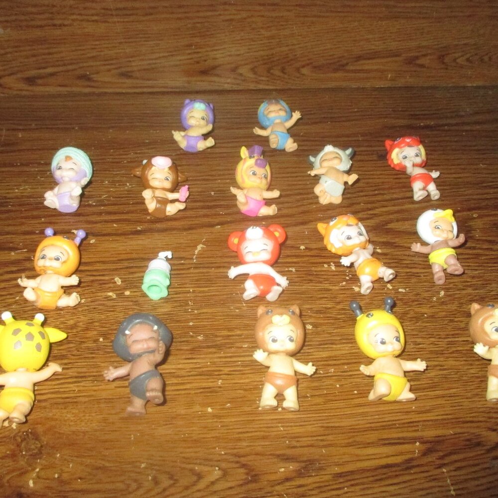 Lot of 16 Twozies Mixed PVC Figures plus 1 Moose item